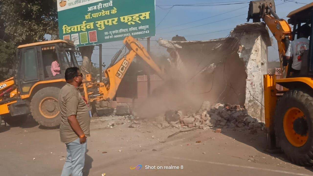 The old outpost will be razed to the ground, a new one will be built, the work of beautification of Bhopal Tiraha is in full swing.